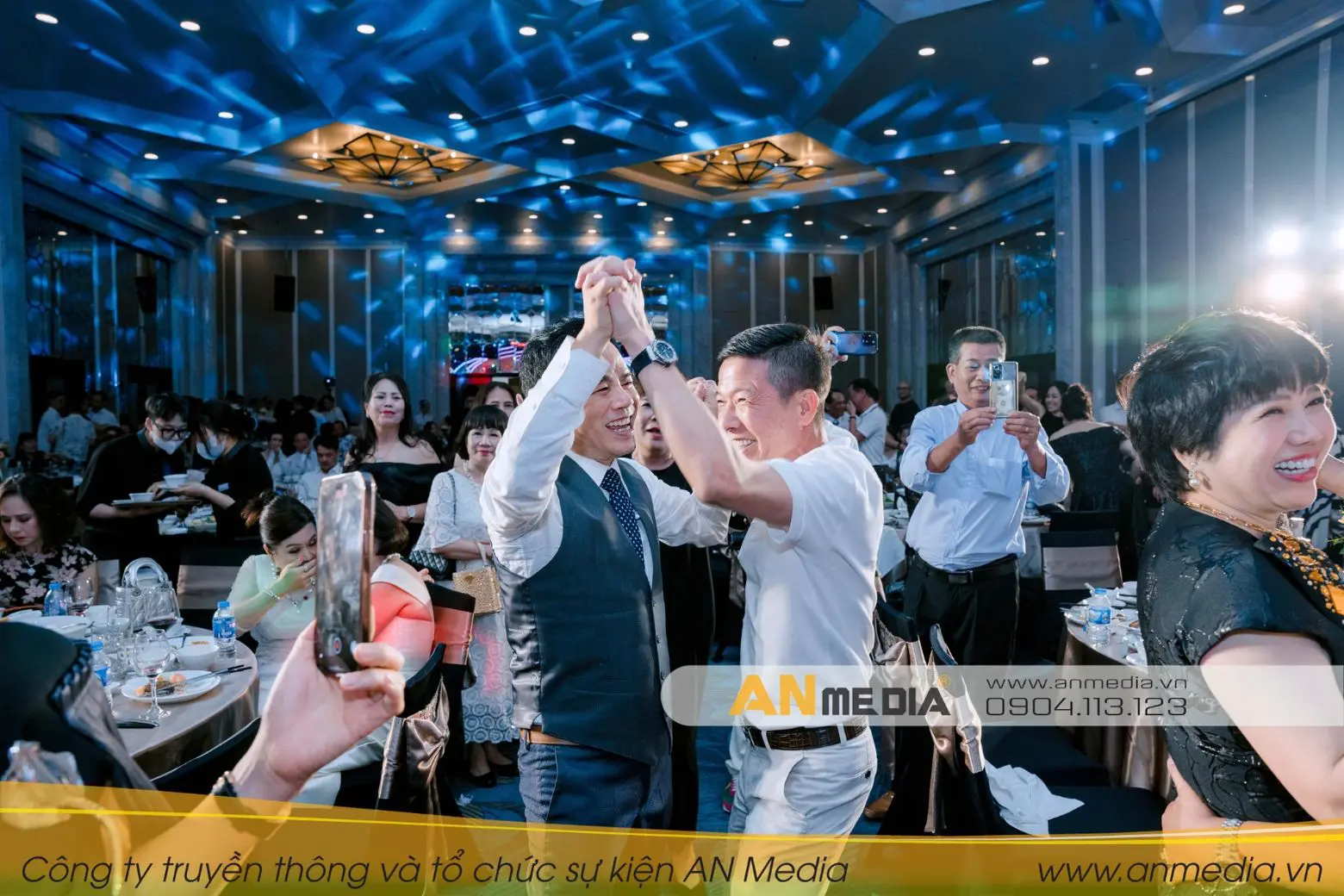 Giây phút hòa chung không khí tươi vui của khách mời