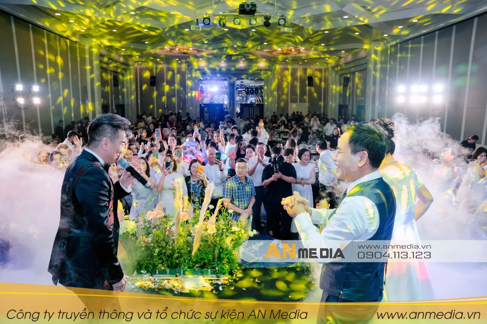 Những màn giao lưu giữa ca sĩ Đàm Vĩnh Hưng và chủ nhân bữa tiệc