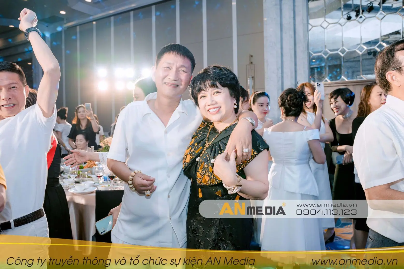 Bữa tiệc sinh nhật “Tháng 5 rực rỡ” nhận được sự chúc mừng của của tất cả bạn bè và người thân