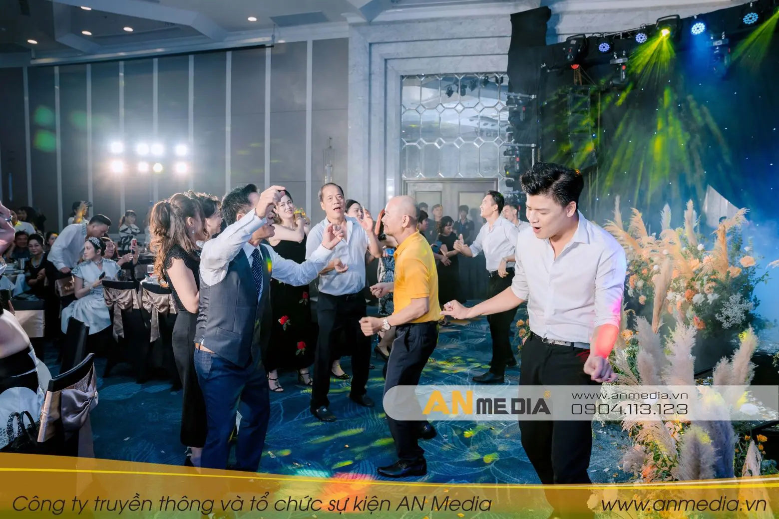 Khách mời khuấy động không khí bữa tiệc với màn nhảy ngẫu hứng tươi vui