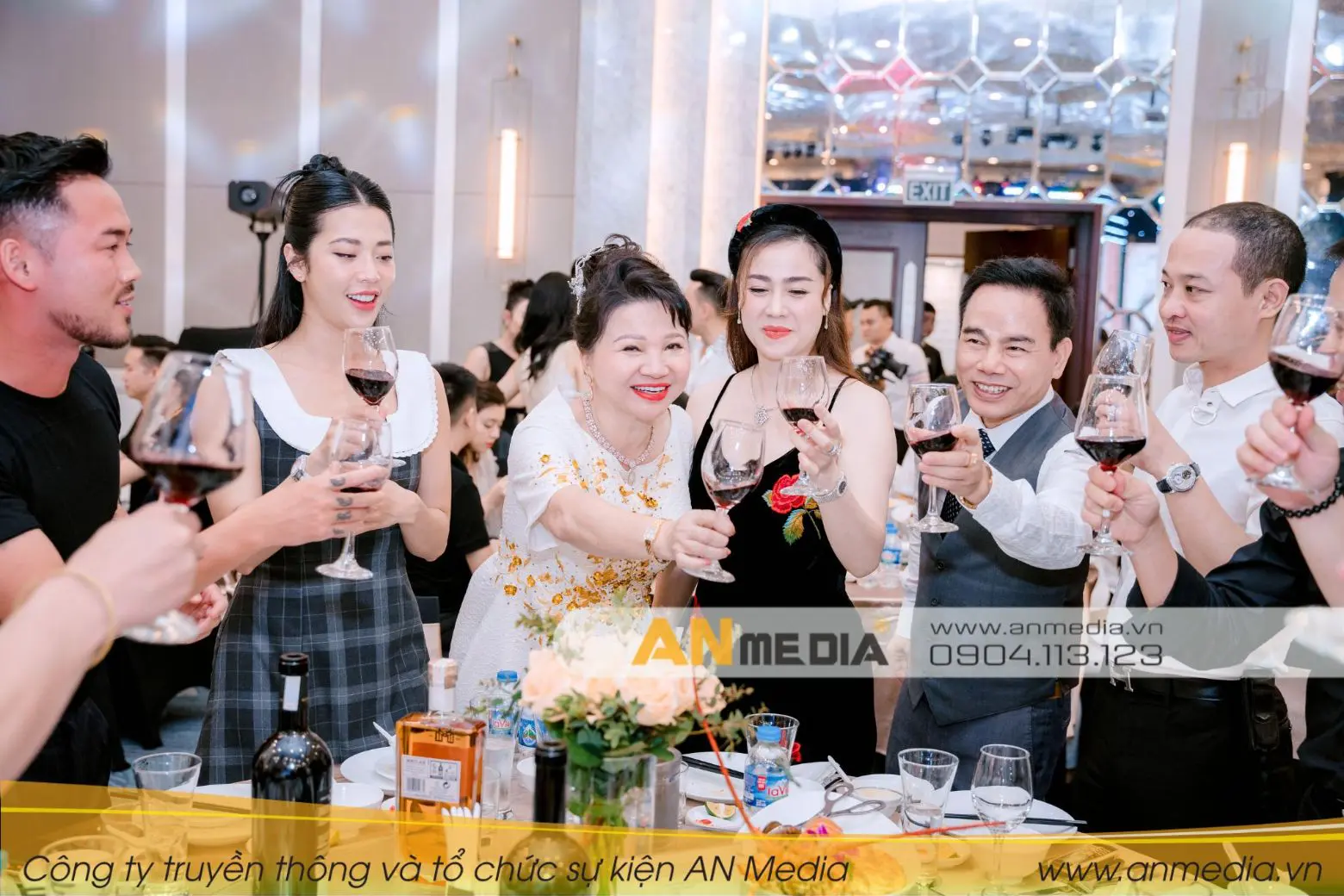 Vợ chồng chú Nguyễn Viết Hùng và cô Lê Ánh Tuyết cùng khách mời nâng ly chúc mừng giây phút hạnh phúc