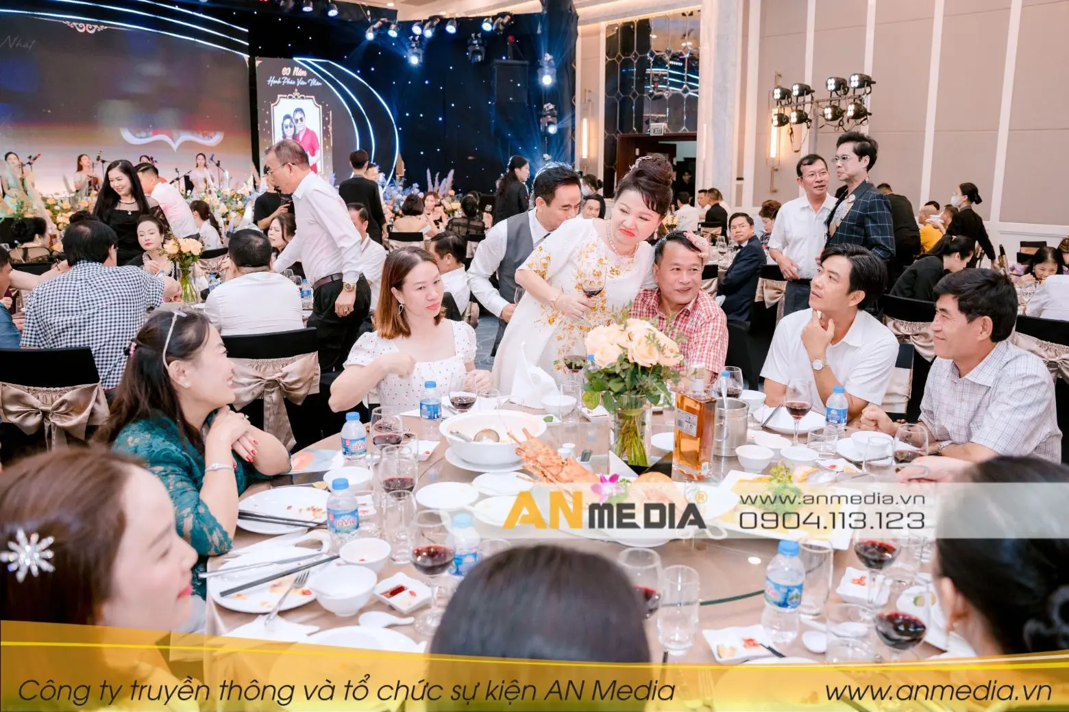 Sự có mặt của đông đảo người thân, bạn bè chính là một phần làm nên sự thành công của tiệc sinh nhật “Tháng 5 rực rỡ”