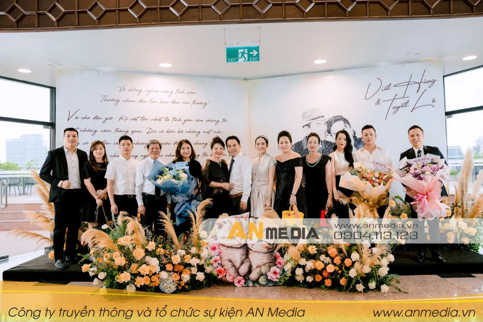 Khách mời và vợ chồng chú Nguyễn Viết Hùng và cô Lê Ánh Tuyết đã có những bức hình xinh đẹp trước khi bước vào bữa tiệc