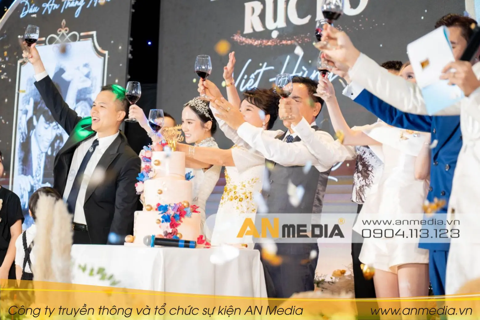 bàn tiệc sinh nhật sang trọng