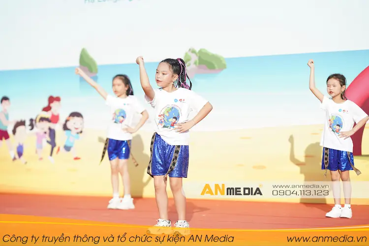 Các bé biểu diễn