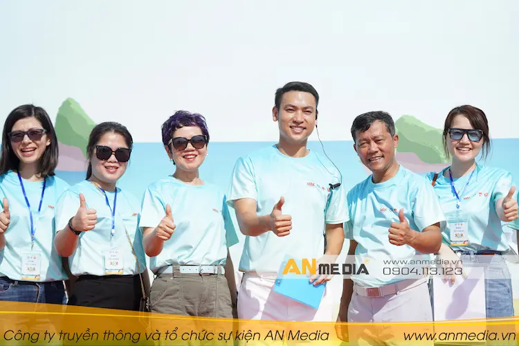 Ca sĩ - Diễn viên Duy Khoa giữ vai trò làm MC trong giải chạy