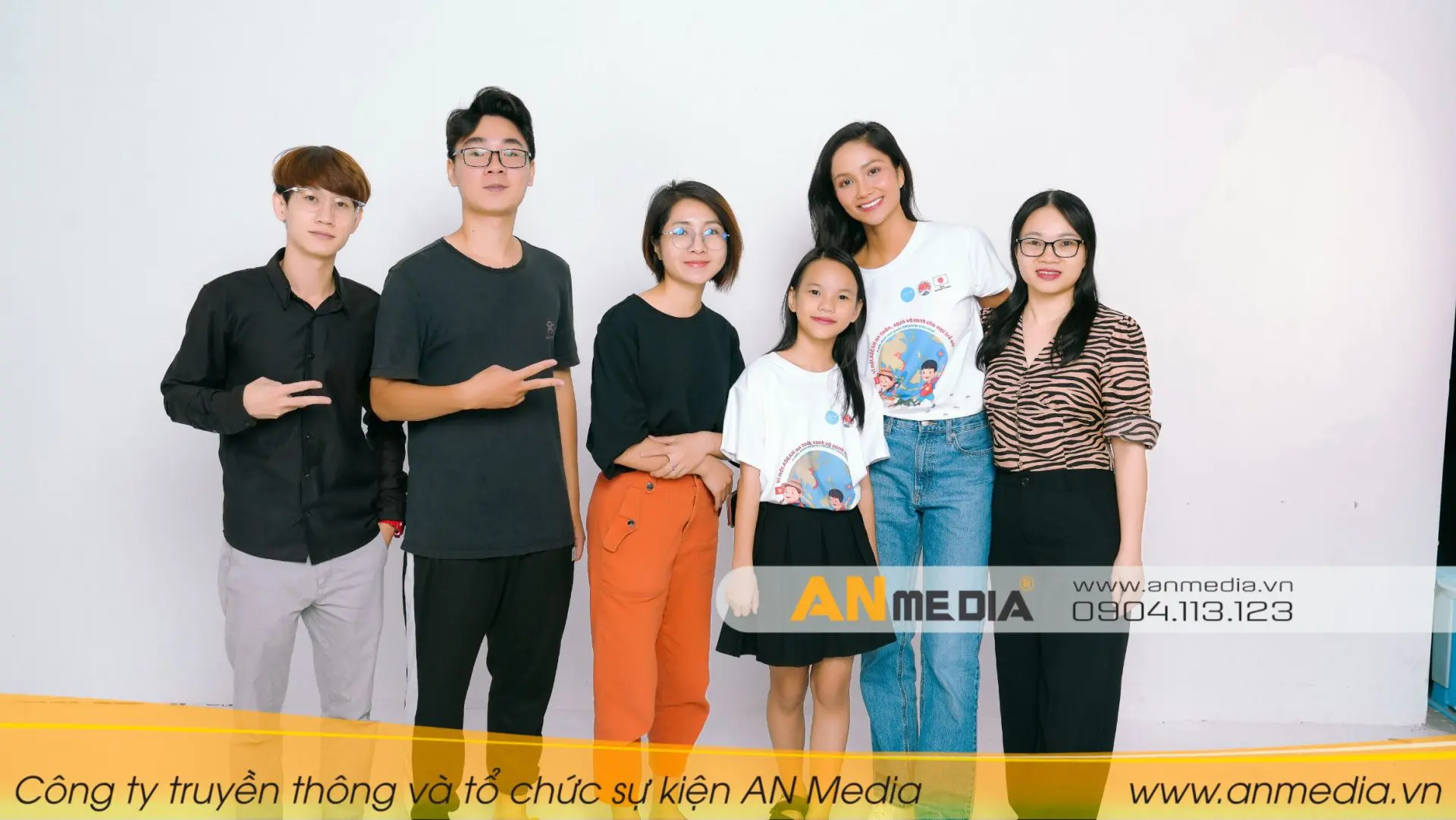 Đội ngũ nhân sự của AN Media phối hợp cùng hoa hậu H'Hen Niê