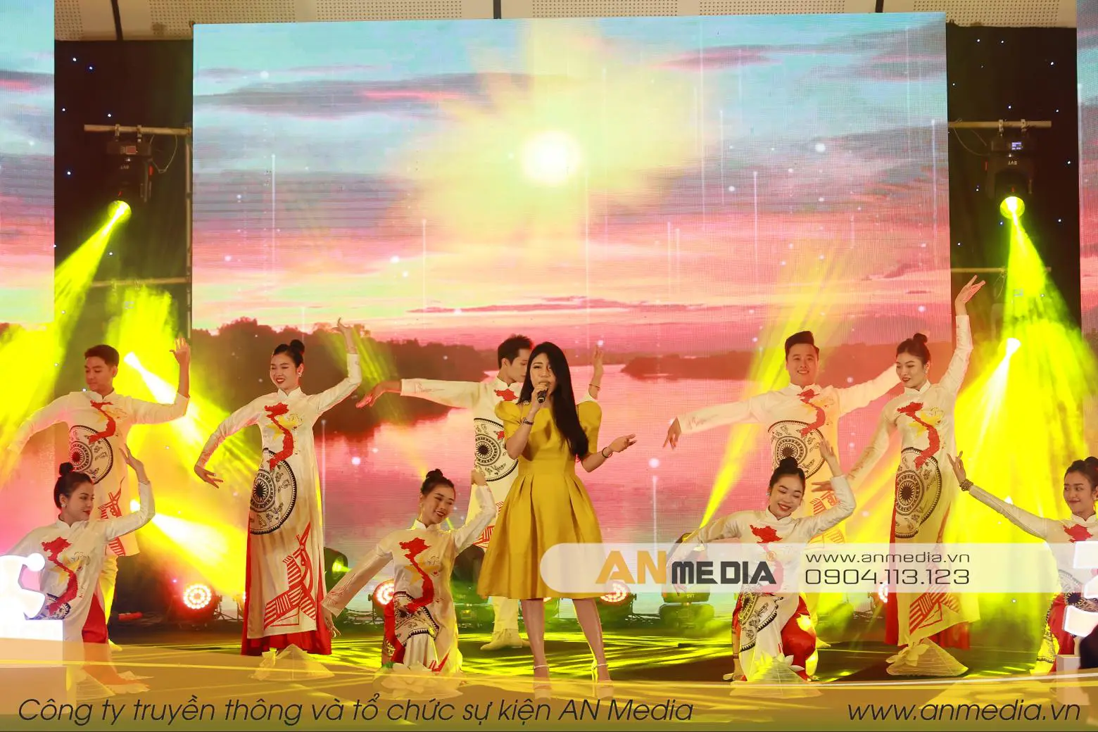 Ca sĩ Thùy Trang gây ấn tượng với giọng hát mượt mà