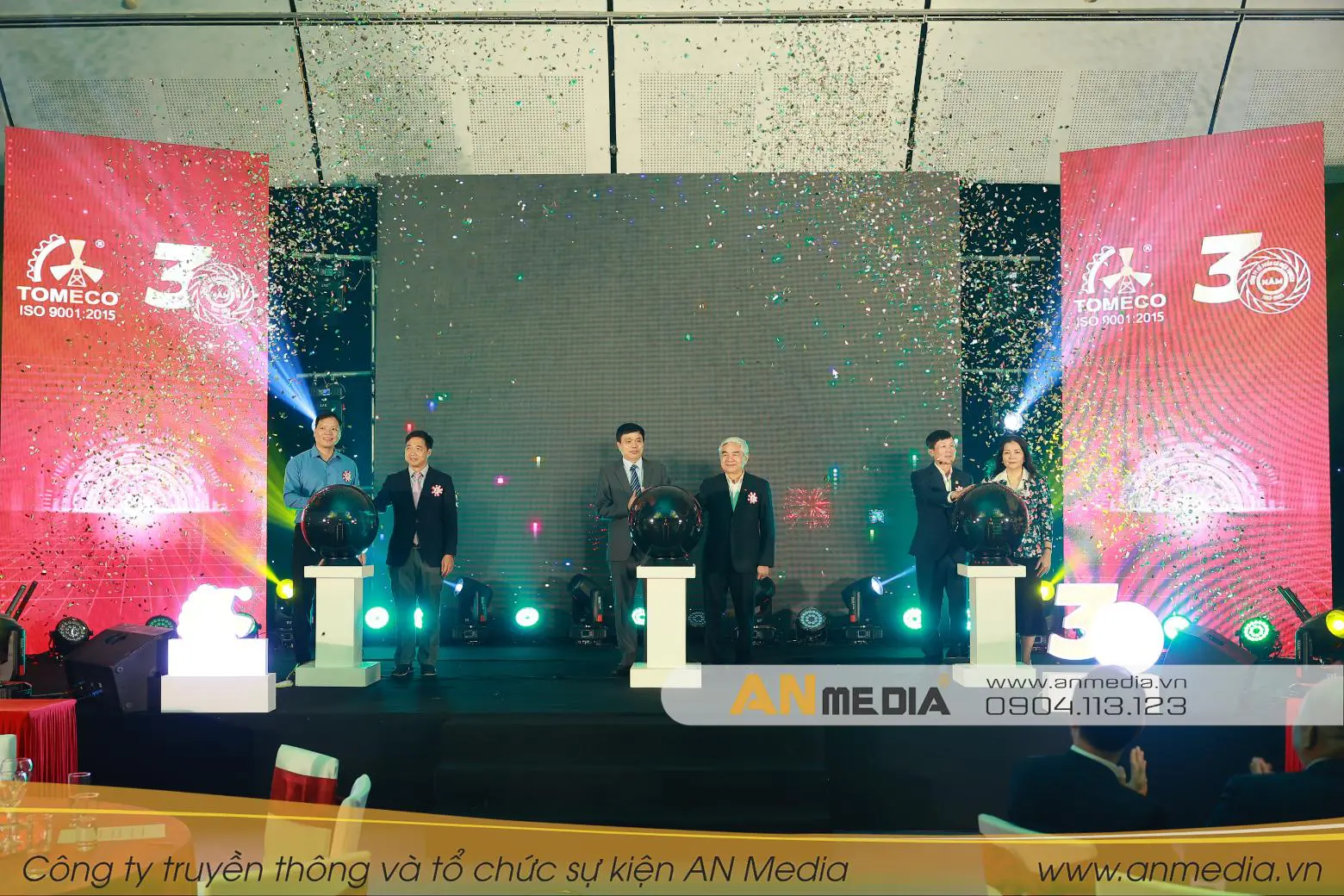 Khoảnh khắc chạm tay lên quả cầu của ban lãnh đạo công ty