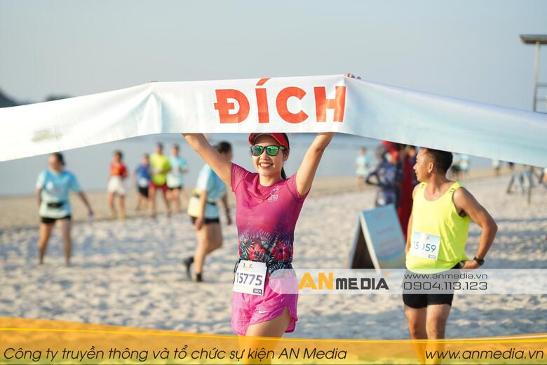 Giải chạy marathon gây quỹ tại bãi biển