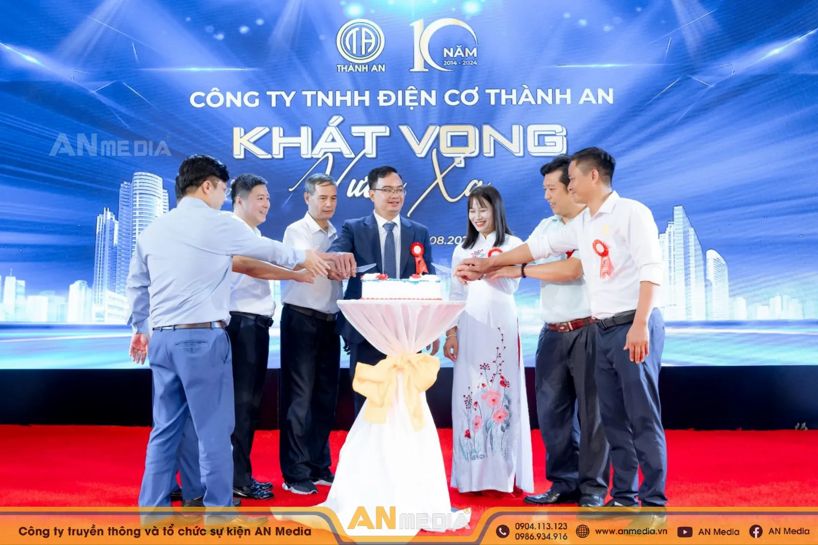 Tổng giám đốc cùng đại diện các khách mời cắt bánh mừng sinh nhật lần thứ 10 công ty Thành An