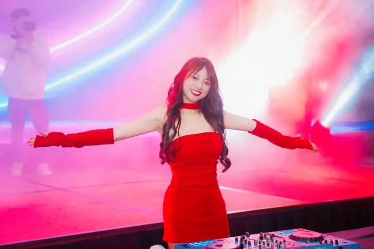 DJ là gì? Tất tần tật về nghề “làm mưa làm gió” trong các sự kiện