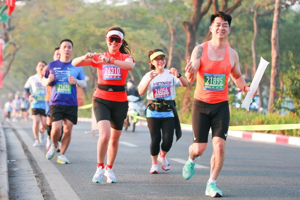 Giải marathon quốc tế tại Việt Nam với sự tham gia đông đảo của các VĐV