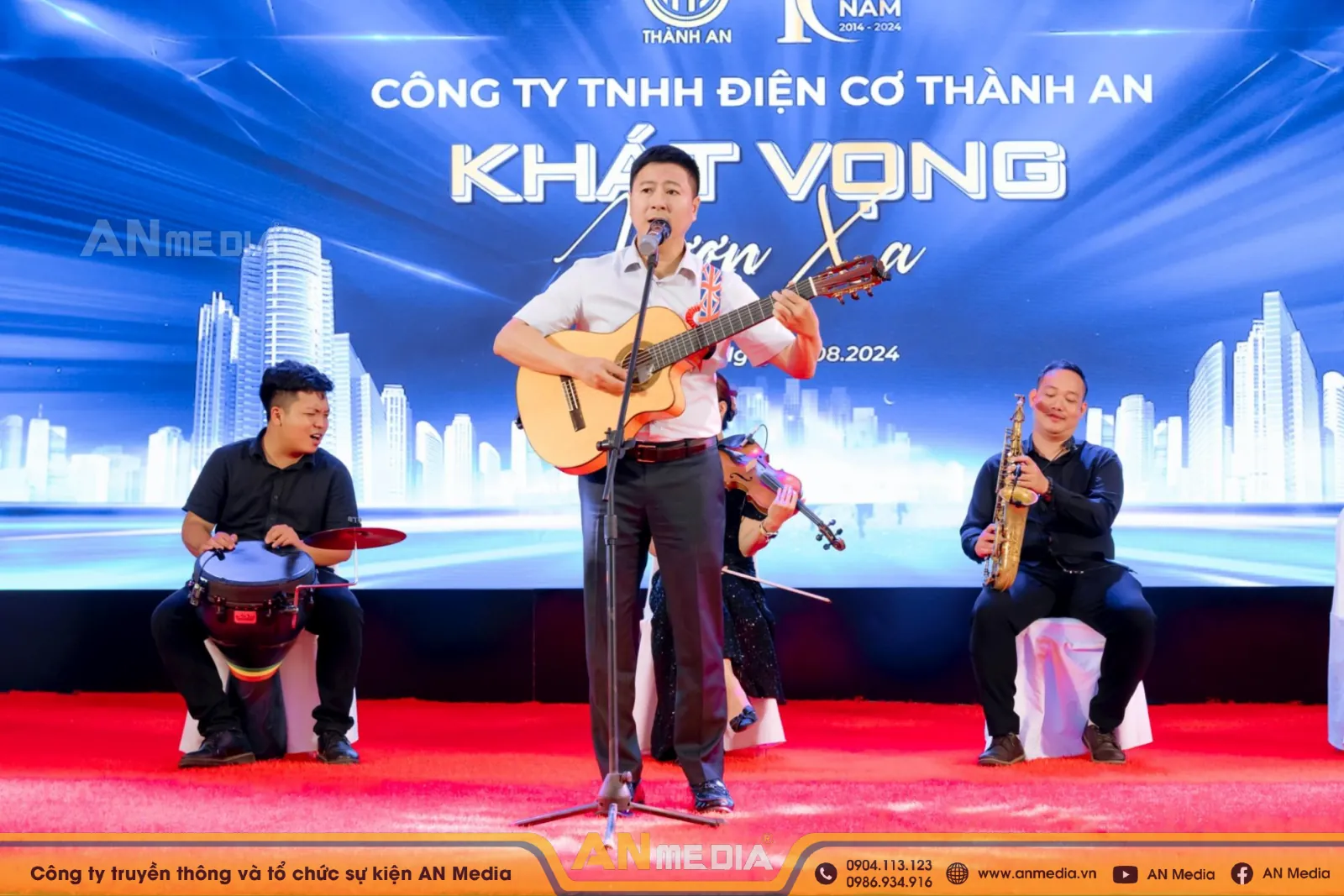 Ông Hồ Hoàng Hải - PCT Hội Doanh Nghiệp Trẻ Hà Nội với phần trình diễn đầy ấn tượng trong buổi tiệc