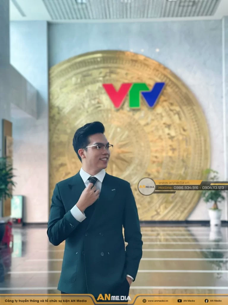 MC Xuân Hiếu với vị trí - Biên tập viên Phòng Tiếng Anh, Ban Truyền hình Đối ngoại, kênh VTV4 