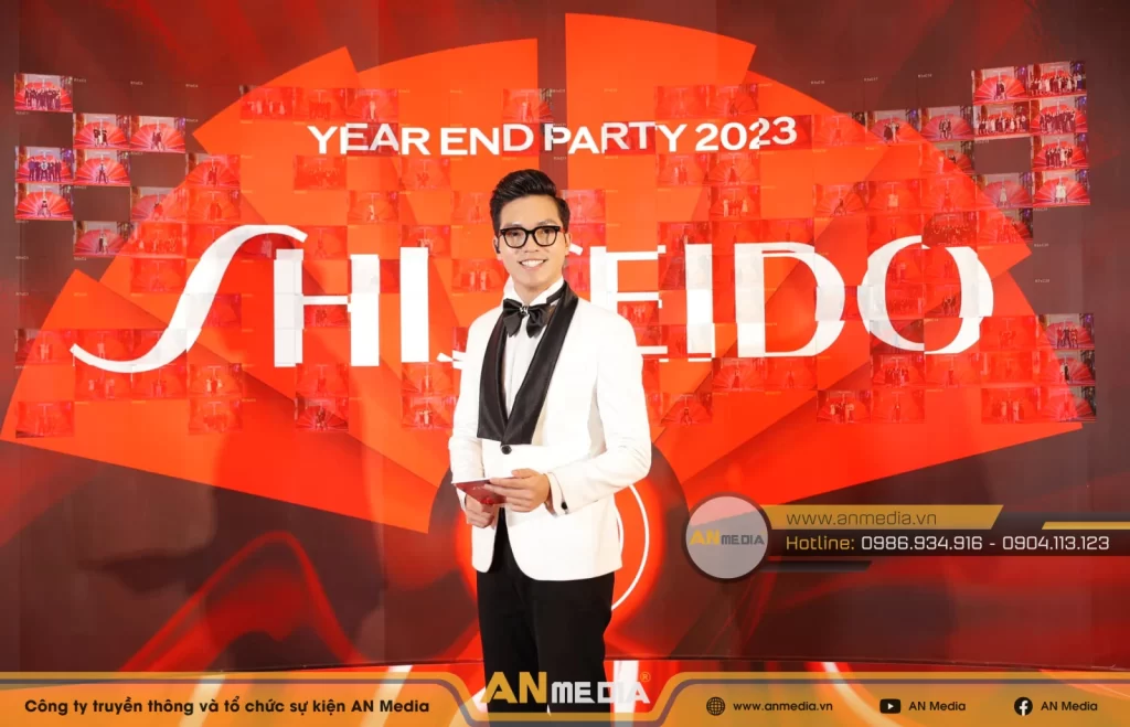 Chàng MC tài năng Xuân Hiếu tự tin dẫn dắt tại sự kiện Shiseido Year End Party 