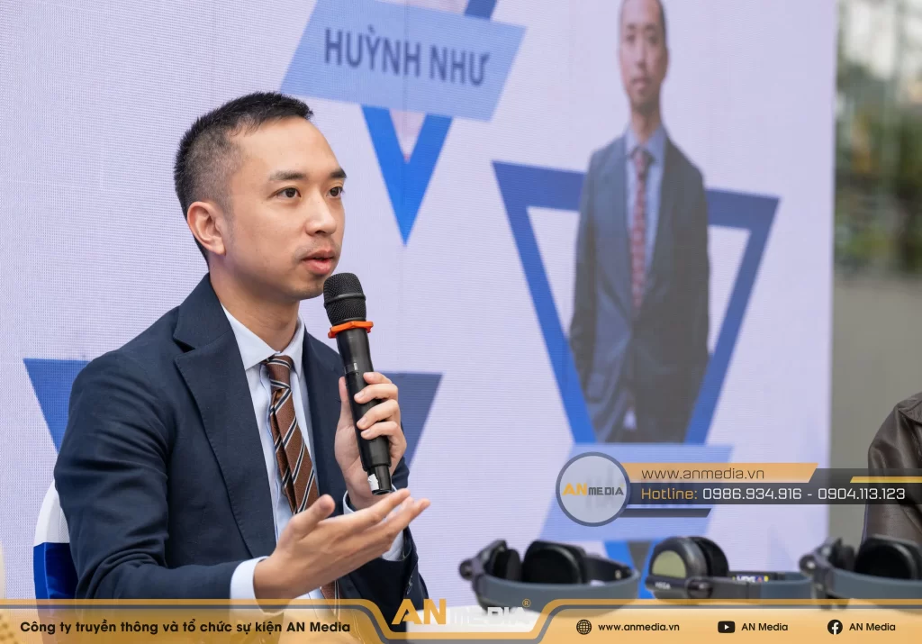 Diễn giả Hảo Trần (CEO Vietcetera) chia sẻ những câu chuyện đặc biệt cùng khán giả.