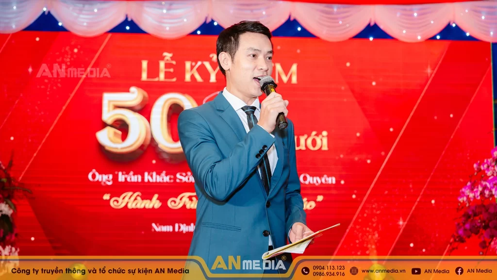 Ca sĩ - Diễn viên Duy Khoa CEO Duy Khoa của AN Media giữ vai trò là MC tại sự kiện