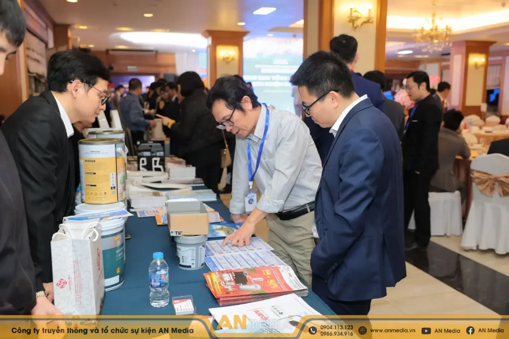 Khách mời tham quan gian hàng tại sự kiện