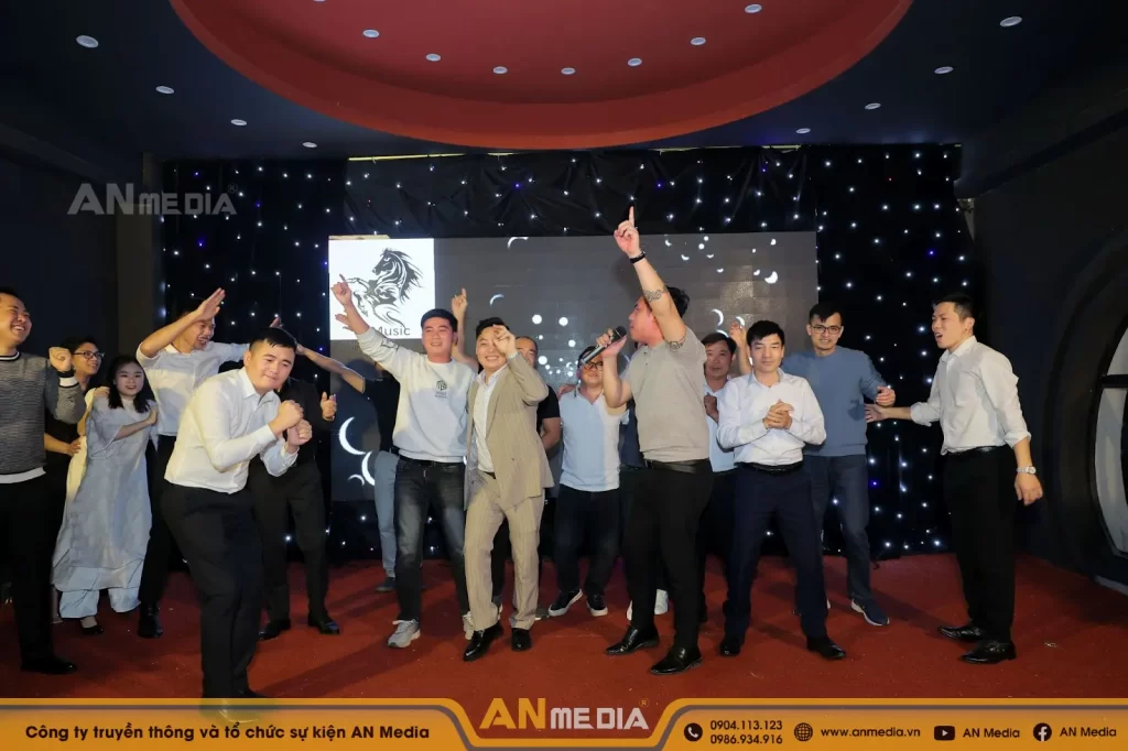 Tập thể BLĐ cùng cán bộ nhân viên hòa mình vào không khí của buổi tiệc