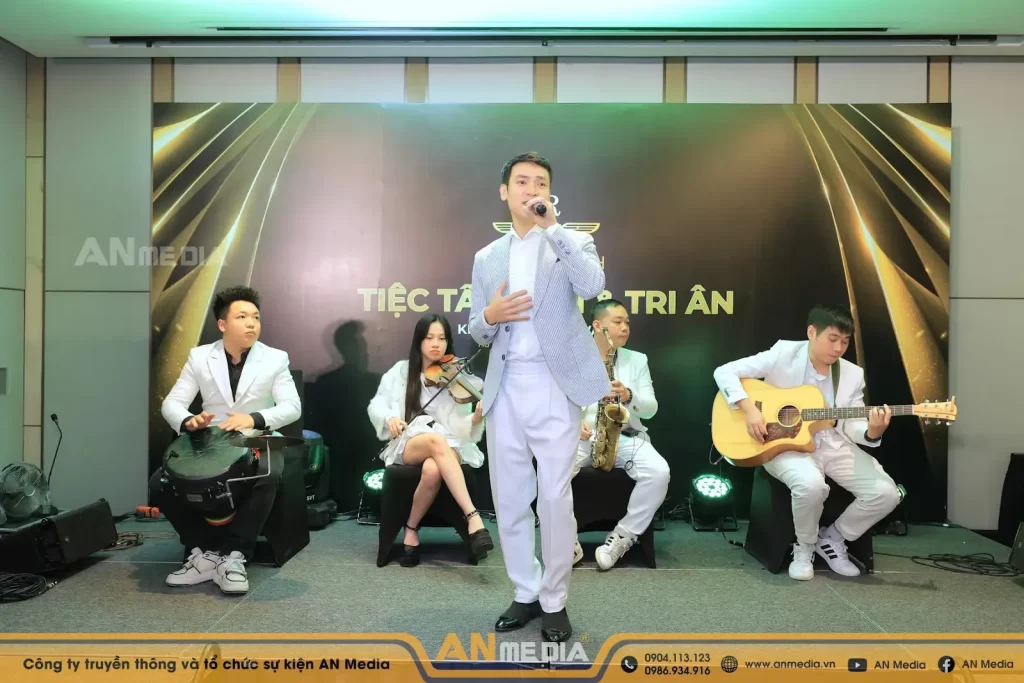 Ca sĩ Duy Khoa mở màn với ca khúc Đón bình minh