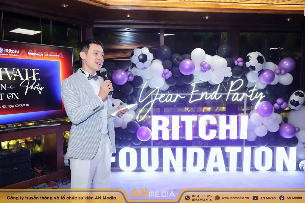 MC Duy Khoa dẫn dắt tại buổi tiệc