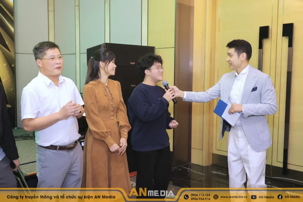 Những khách mời tại sự kiện hào hứng tham gia mini game Rap IQ