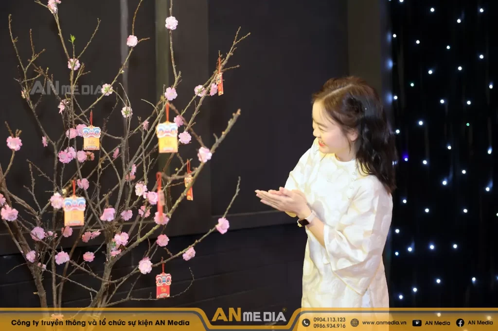Khách mời tham dự hào hứng tham gia mini game rút lì xì may mắn