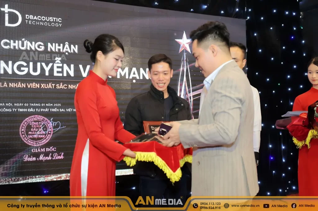PG chuyên nghiệp và xinh đẹp đến từ AN Media hỗ trợ BLĐ trao thưởng
