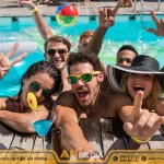 Hồ nước lớn với nhiều phụ kiện tại Pool Party