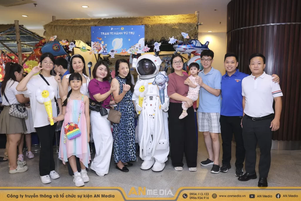 Các gian hàng trải nghiệm luôn thu hút các em nhỏ, rèn luyện sự khéo léo và khả năng tập trung.