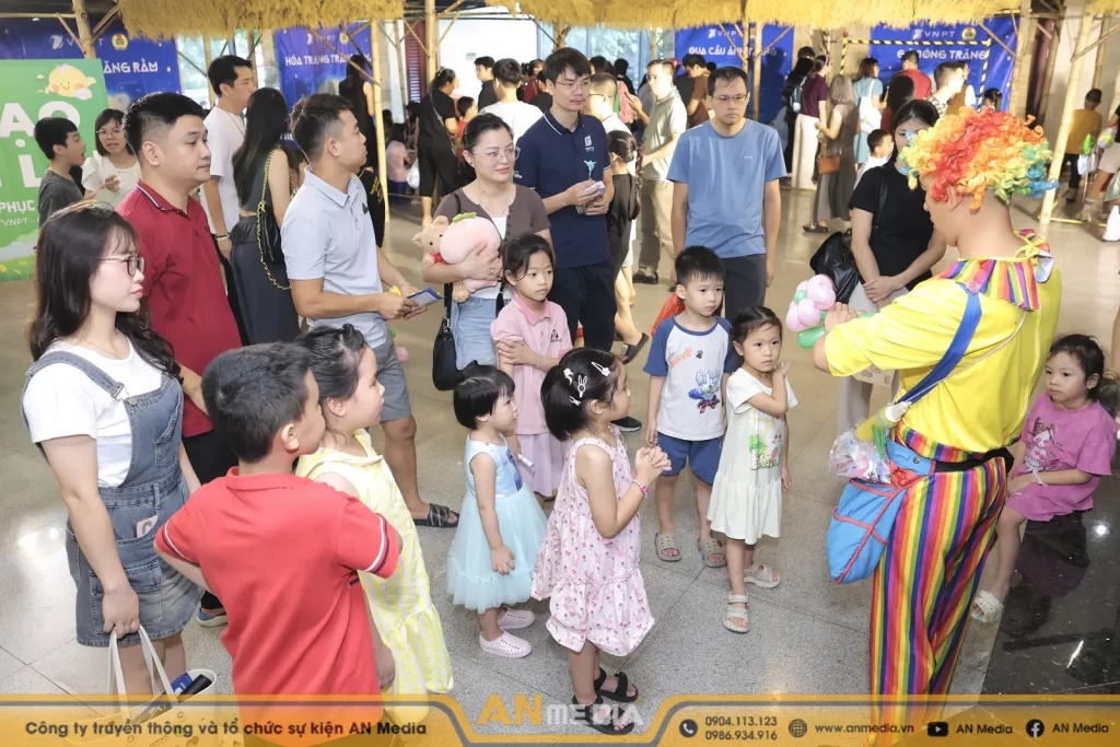 Chú hề vặn bóng