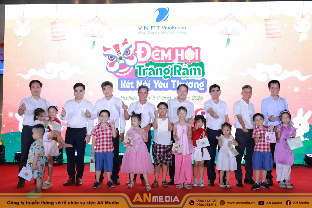 Các bạn nhỏ dũng cảm và thông minh đã được vinh danh và nhận quà từ Ban Lãnh đạo