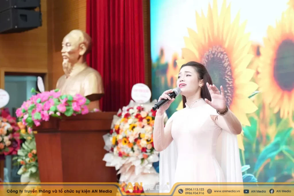 Ca sĩ Trang Nhung rạng rỡ trên sân khấu