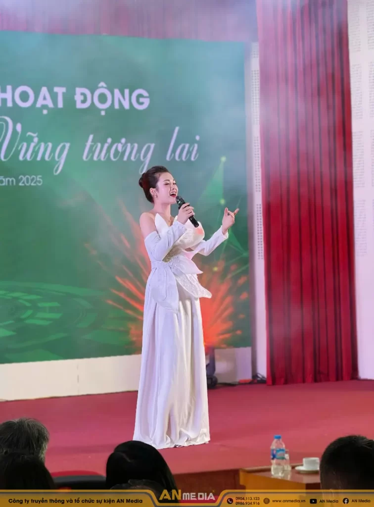 Ca sĩ Trang Nhung luôn tự tin và “cháy hết mình” trên sân khấu