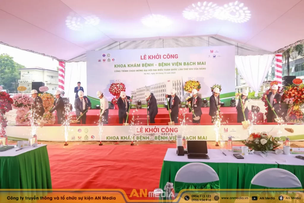 Nghi thức xúc cát trong lễ Khởi công Khoa Khám Bệnh - Bệnh viện Bạch Mai