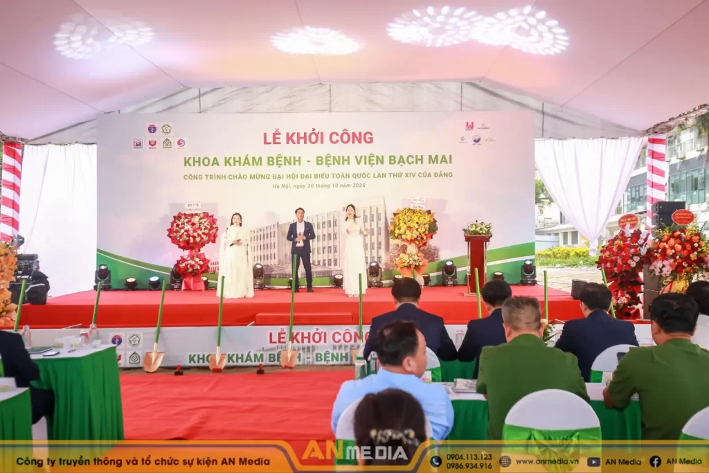 Tiết mục âm nhạc kết hợp từ các ca sĩ chuyên nghiệp