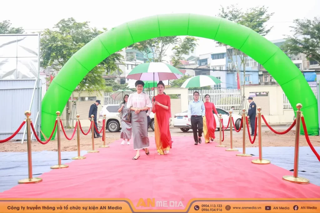 Đón tiếp khách vào bên trong hội trường