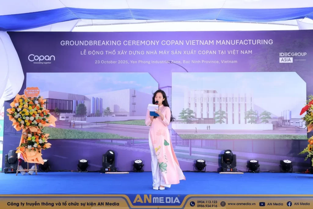 MC trong tà áo dài truyền thống dẫn dắt buổi lễ