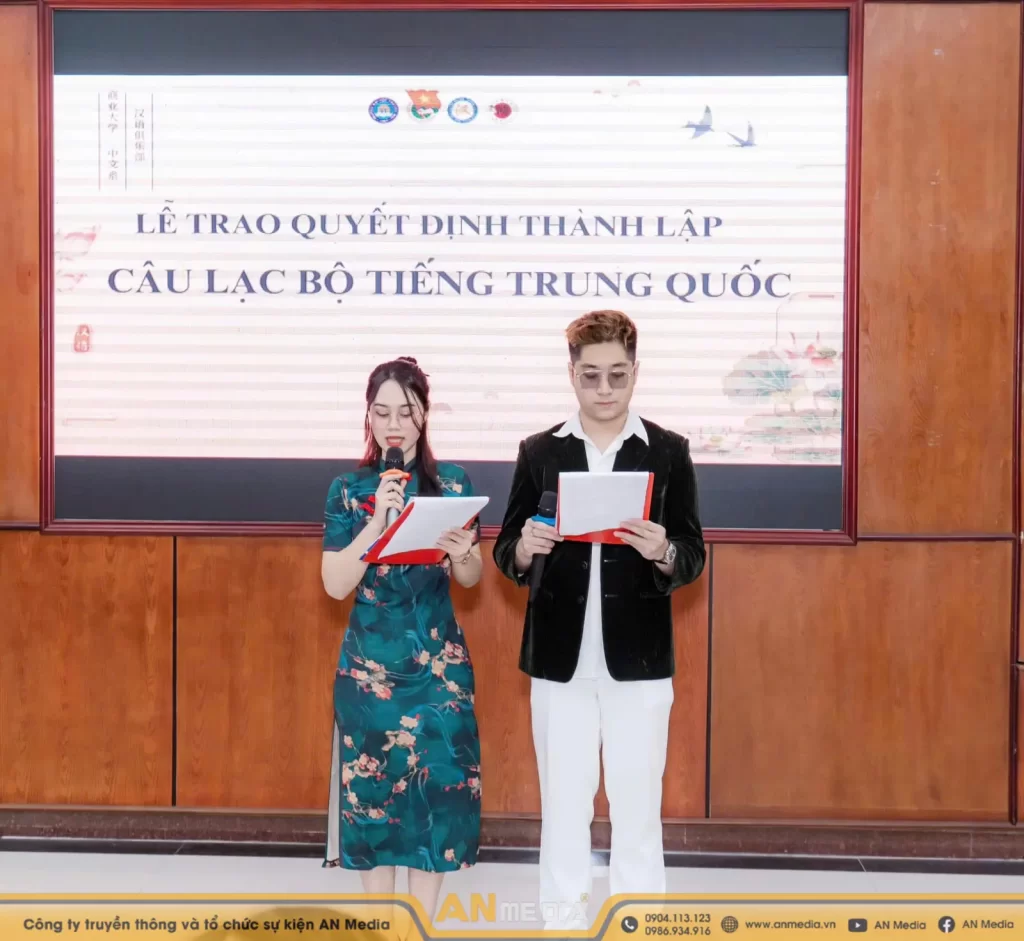 Phiên dịch viên Nguyệt Anh với vai trò MC sự kiện