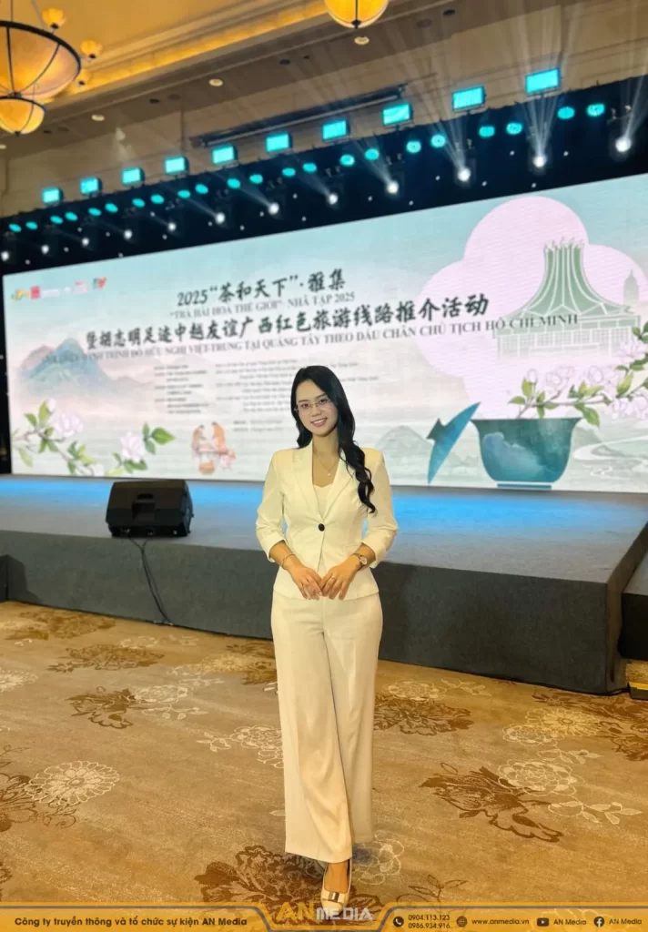 Phiên dịch viên Vương Thị Nguyệt Anh