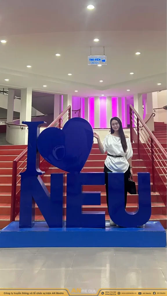 Phiên dịch viên Nguyệt Anh tại Đại học Kinh tế quốc dân