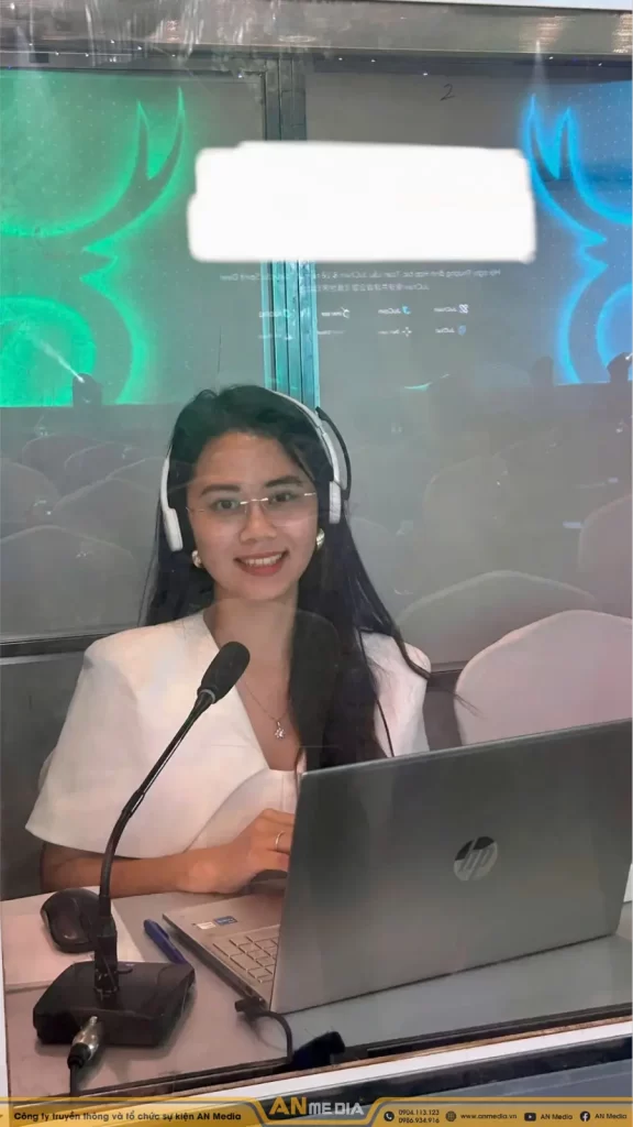 Phiên dịch Nguyệt Anh tại cabin sự kiện