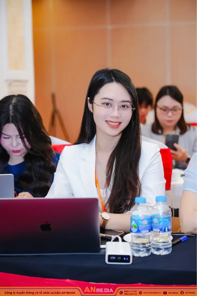 Nguyệt Anh luôn giữ tinh thần và thái độ chuyên nghiệp khi làm việc