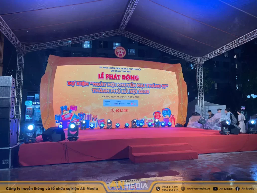 Sân khấu lễ phát động sự kiện “Ngày hội khuyến mại tháng 11”