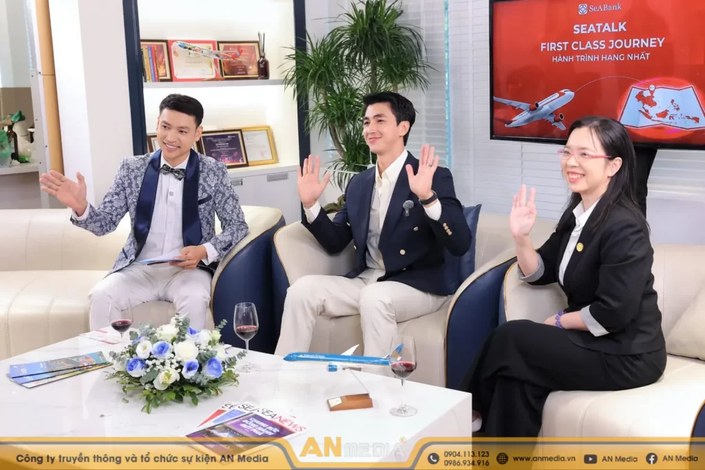 Các khách mời cùng Host tạo nên những khoảnh khắc đẹp tại Talkshow