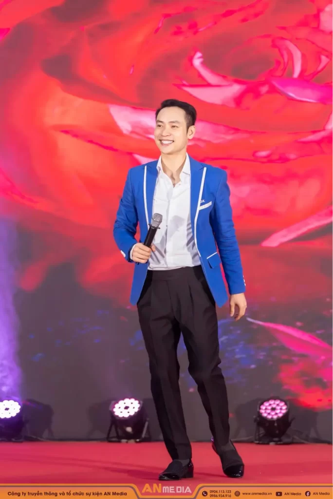 Ca sĩ Duy Khoa trên sân khấu