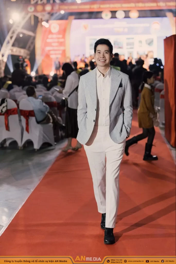 Ca Sĩ Linh Phạm đến từ An Media