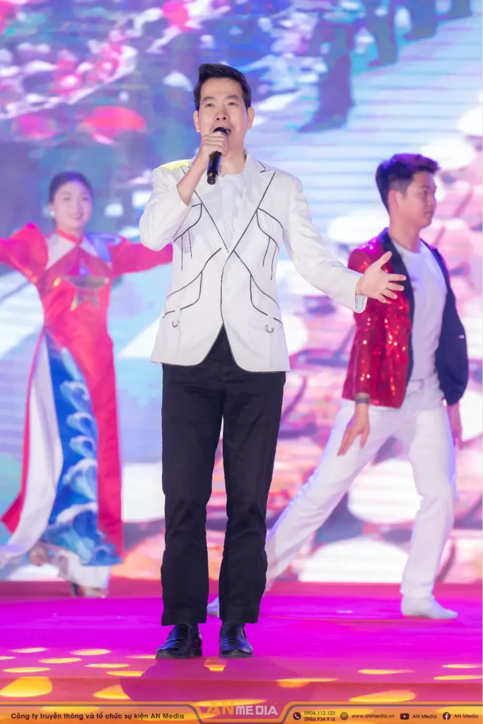 Ca Sĩ Linh Phạm luôn cháy hết mình trên sân khấu