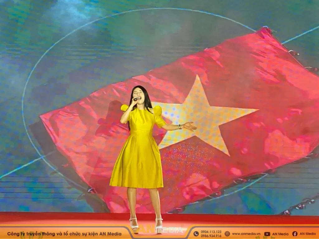 Ca sĩ Thuỳ Trang với phong thái biểu diễn thu hút, chuyên nghiệp